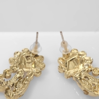 Серьги со стразами &laquo;Цветы&raquo; изгибы, цвет белый в золоте