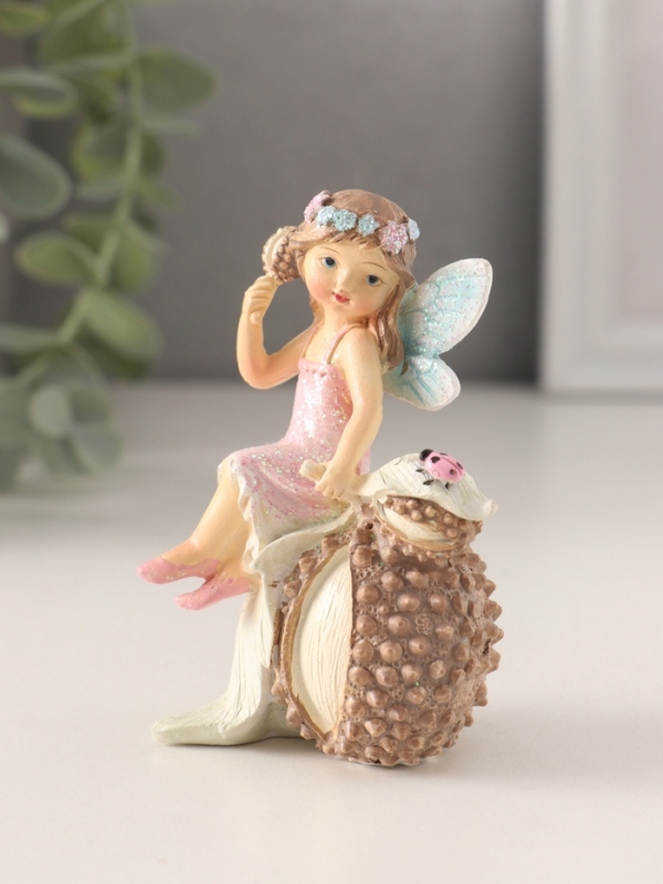 Сувенир полистоун "Девочка-фея в розовом платье на фрукте с божьей коровкой" 6,5х5х9 см