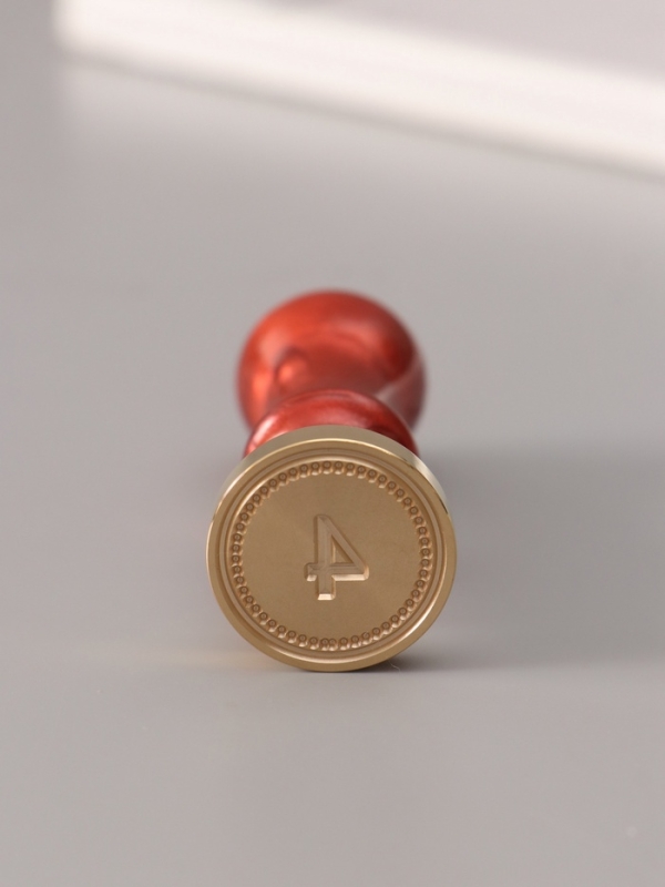 Печать для сургуча с пластиковой ручкой Печать для сургуча с пластиковой ручкой "Классика цифра 4" 2,5х2,5х6,3 см