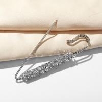 Булавка &laquo;Вечеринка&raquo; стразы, 7 см, цвет серебро