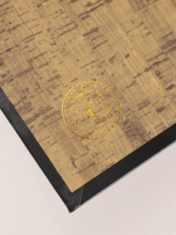 Сейф-книга дерево кожзам "Уильям Теккерей. Ярмарка Тщеславия" тиснение 21х13х5 см