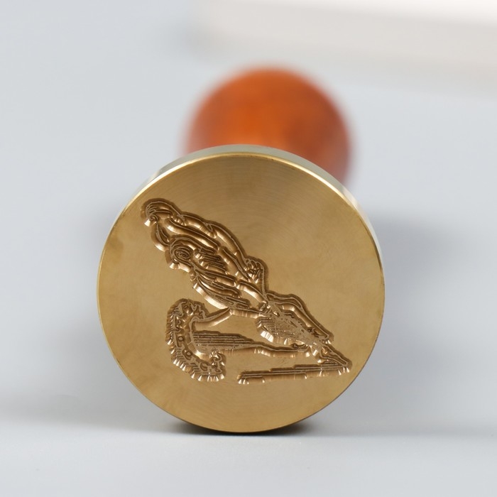 Печать для сургуча с деревянной ручкой "Перо в руке" 9х3х3 см