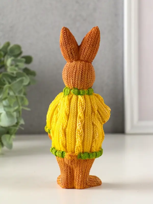 Сувенир полистоун "Заяц в вязанном свитере с охапкой моркови" 6,5х6,5х15,5 см