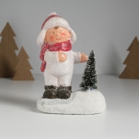 Сувенир керамика свет "Малыш в белом комбинезоне у ёлочки" 11,5х7х16 см Сувенир керамика свет "Малыш в белом комбинезоне у ёлочки" 11,5х7х16 см