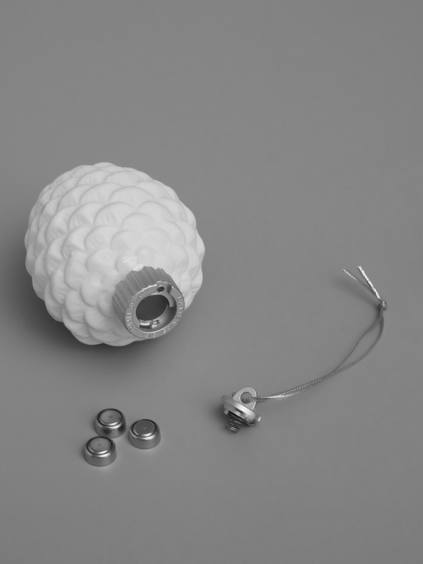 Елочный шар "Шишка" 6.5х6.5х8 см, 1 LED, LR44x3(в компл.), свечение тёплое белое