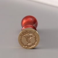 Печать для сургуча с пластиковой ручкой "Венок с буквой Y" 2,5х2,5х6,3 см Печать для сургуча с пластиковой ручкой "Венок с буквой Y" 2,5х2,5х6,3 см