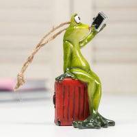 Сувенир полистоун лак "Лягушка-путешественница селфится" 12х6,5х7 см