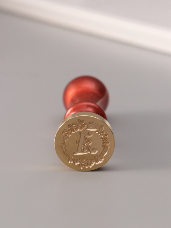 Печать для сургуча с пластиковой ручкой "Венок с буквой A" 2,5х2,5х6,3 см