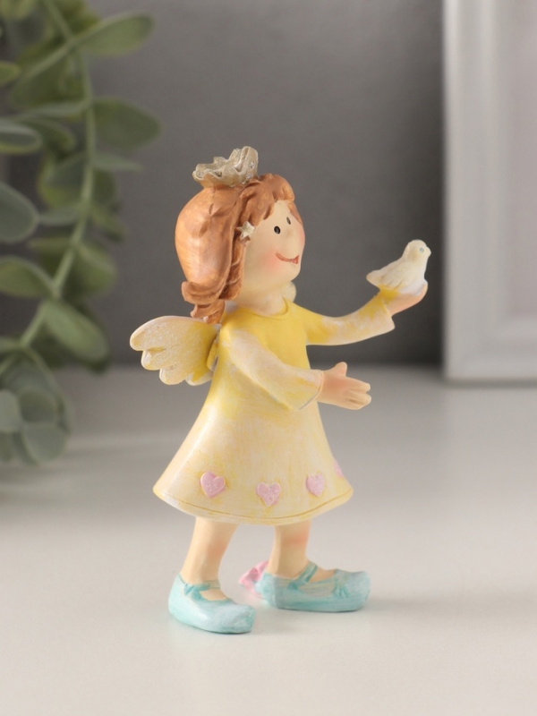 Сувенир полистоун "Принцесса-ангел в жёлтом платье с голубкой в руке" 7х4х10 см
