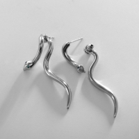 Серьги металл XUPING змейка, цвет белый в серебре Серьги металл XUPING змейка, цвет белый в серебре