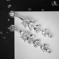 Серьги висячие со стразами &laquo;Ажур&raquo; весеннее настроение, цвет белый в серебре, 7 см