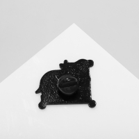 Значок &laquo;Школа&raquo; гиппопотам, цвет бело-сиреневый в чёрном металле