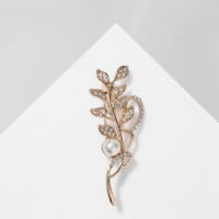 Брошь &laquo;Ветвь&raquo; с жемчужиной, цвет белый в золоте