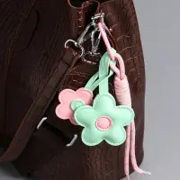 Брелок на карабине кожзам, текстиль "Цветочки" мятно-розовый, с узлом 25х7х1,5 см