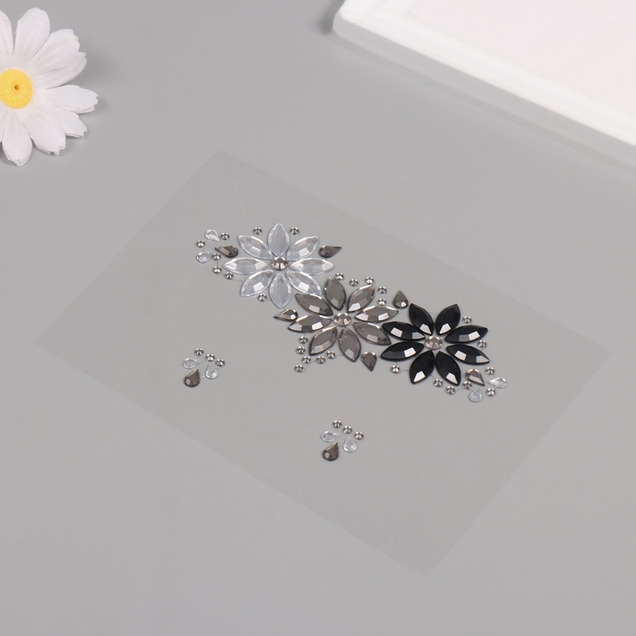 Наклейка пластик стразы на лицо Наклейка пластик стразы на лицо "Три цветка" серые оттенки 14,5х16 см