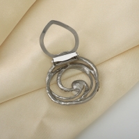 Зажим для платка &laquo;Жемчужный завиток&raquo;, цвет белый в матовом серебре