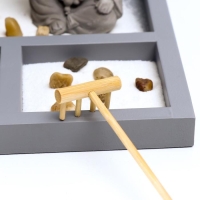 Сад Дзен "Маленький будда у дерева в саду" песок 22,5х20х19,8 см Сад Дзен "Маленький будда у дерева в саду" песок 22,5х20х19,8 см