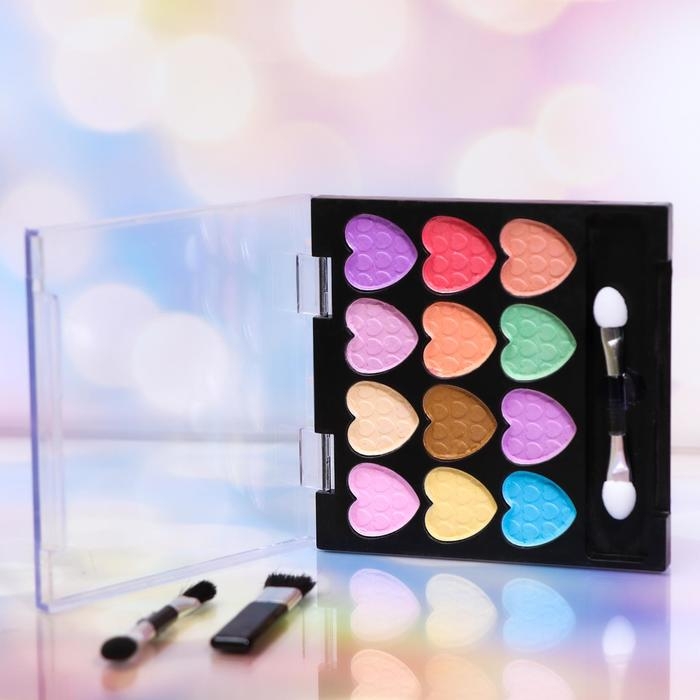 Набор косметики для девочки: тени, кисть, аппликатор Набор косметики для девочки: тени, кисть, аппликатор