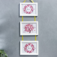 Фоторамка тройная на тесьме L-2 15х21 см белый (пластиковый экран) Фоторамка тройная на тесьме L-2 15х21 см белый (пластиковый экран)