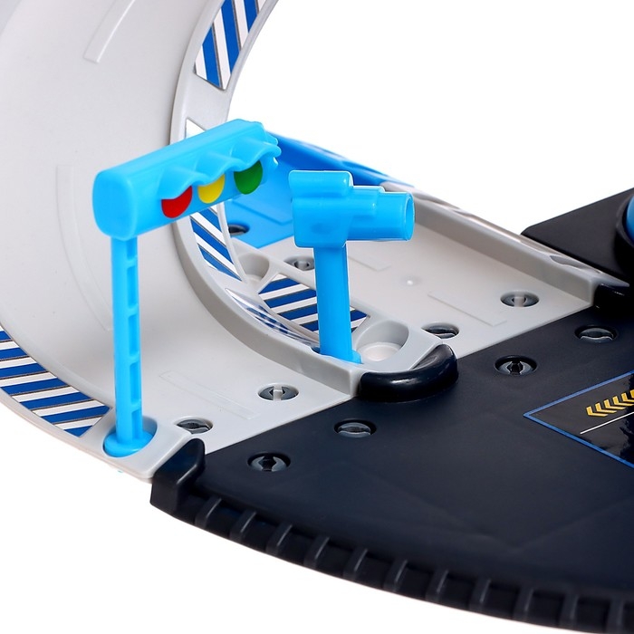 Парковка &laquo;Полицейский участок&raquo;, с металлическими машинкой и вертолётом