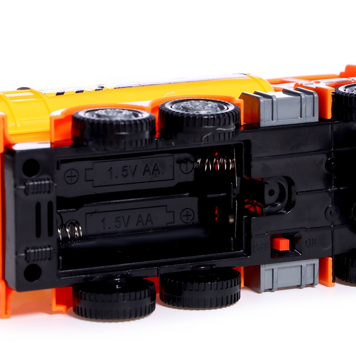 Машина &laquo;Топливо&raquo;, световые и звуковые эффекты, работает от батареек