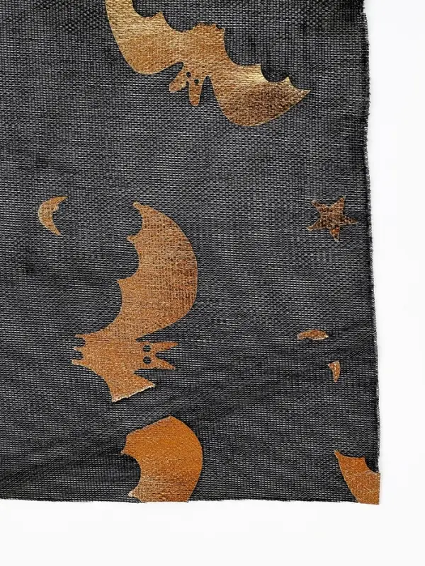 Скатерть на хеллоуин &laquo;Летучие мыши&raquo;, золото, 200 х 140