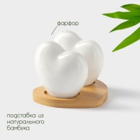 Набор фарфоровый для специй на бамбуковой подставке BellaTenero &laquo;Тепло сердец&raquo;, 2 предмета: солонка 75 мл, перечница 75 мл, цвет белый