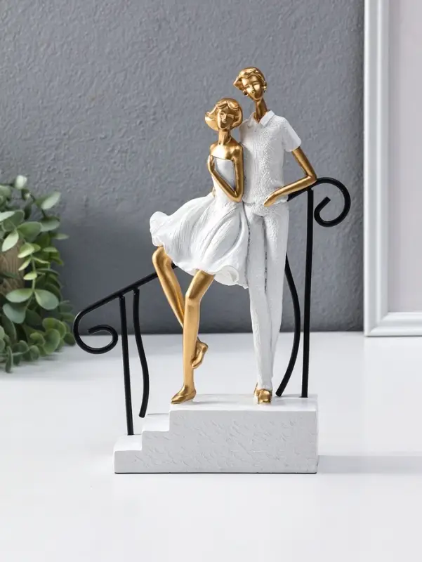 Сувенир полистоун "Парочка стоит у перил" бело-золотой 5,5х20х26,5 см
