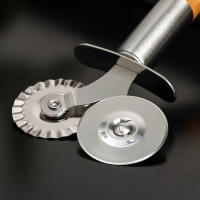 Нож для пиццы и теста Доляна «Валдай», двухсторонний, цвет бежевый Нож для пиццы и теста Доляна «Валдай», двухсторонний, цвет бежевый