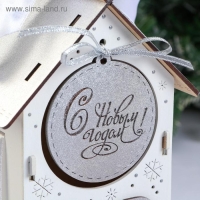 Коробка деревянная, 13.5×11.5×21 см "Новогодняя. Домик", подарочная упаковка, белый Коробка деревянная, 13.5×11.5×21 см "Новогодняя. Домик", подарочная упаковка, белый