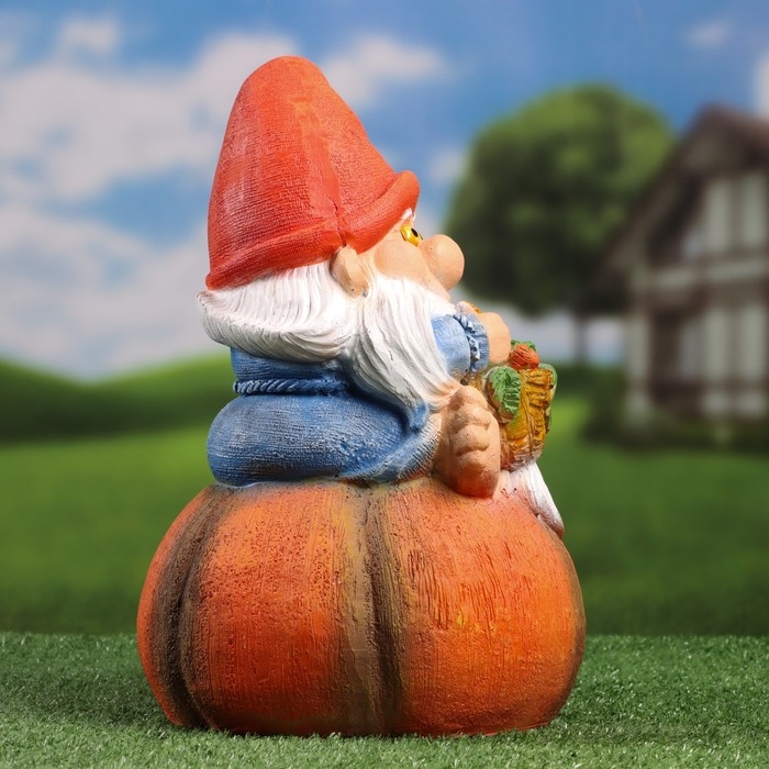 Садовая фигура  "Гном на тыкве" 36см
