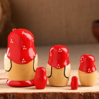 Матрёшка &laquo;Божья коровка&raquo;, красный платок, 5 кукольная, 9-11 см