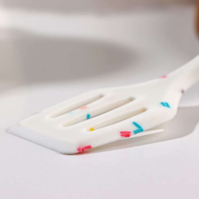 Лопатка с прорезями Доляна &laquo;Конфетти&raquo;, 20,5 см, цвет белый