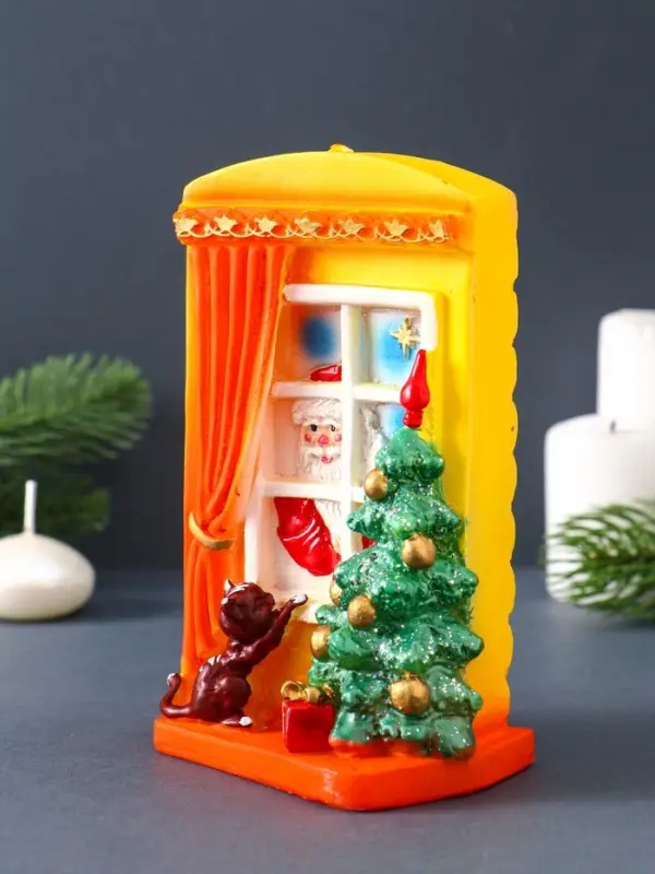 Свеча фигурная "Дед Мороз стучится в дом" 6,5х9х14,5 см