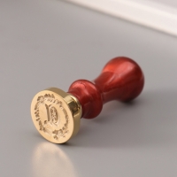 Печать для сургуча с пластиковой ручкой "Венок с буквой D" 2,5х2,5х6,3 см Печать для сургуча с пластиковой ручкой "Венок с буквой D" 2,5х2,5х6,3 см