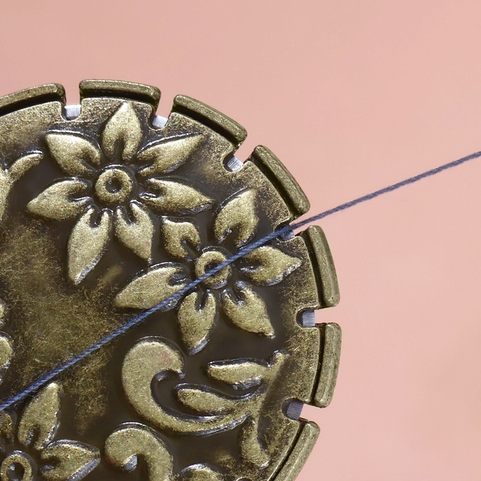 Резак для ниток, с цепочкой на руку, 3 × 4.5 см, цвет бронзовый Резак для ниток, с цепочкой на руку, 3 × 4.5 см, цвет бронзовый
