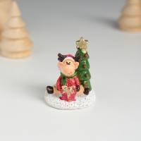 Сувенир полистоун "Оленёнок в красной шубке около ёлочки" МИКС 3,8х3,5х4,8 см