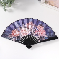 Веер пластик, текстиль h=26,5 см "Крупные розы на синем фоне" Веер пластик, текстиль h=26,5 см "Крупные розы на синем фоне"