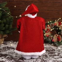 Дед Мороз "В колпачке, подарком и ягодами" 46 см, красный Дед Мороз "В колпачке, подарком и ягодами" 46 см, красный