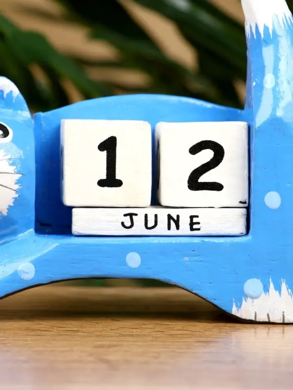 Календарь настольный "Кошка" дерево 13х4х10 см, цв. синий