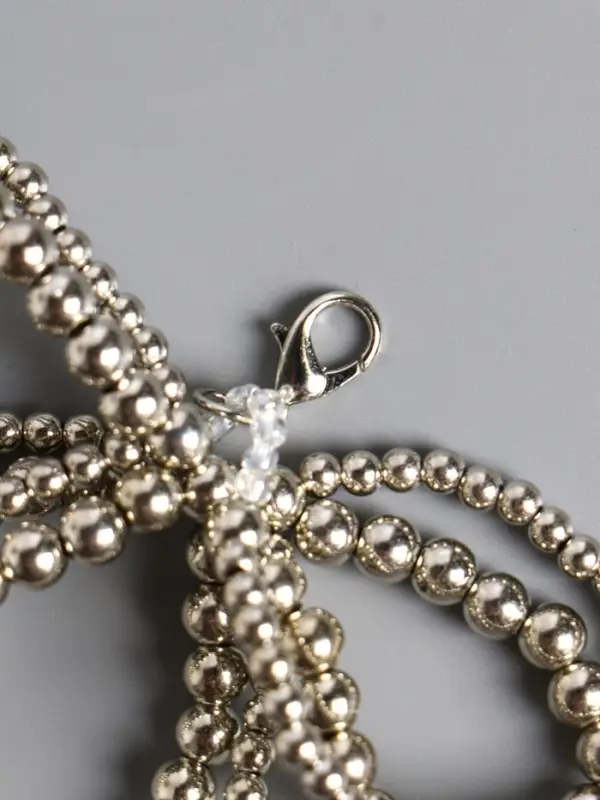 Брелок на карабине "Двойной бант" серебро, бусины d=0,4 и 0,5 см 11,5х9,5х1 см