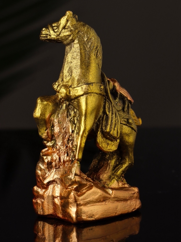 Статуэтка "Конь с мухой" 8х6х3 см, цвет золото