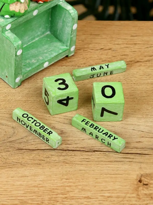 Календарь настольный &laquo;Пара совят&raquo;, 7.5&times;4&times;10 см, дерево, зелёный, оранжевый