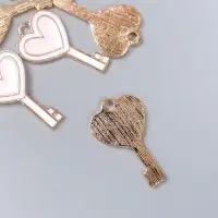 Металлический элемент, декоративная подвеска &laquo;Арт Узор. Ключик с сердцем&raquo;, эмаль, бело-розовый, 1.3&times;2.3 см
