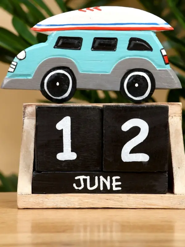 Календарь настольный "Машинка" дерево 11х5х14 см