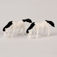 Миниатюра кукольная &laquo;Лошадка&raquo;, набор 2 шт., размер 1 шт. &mdash; 4,5 &times; 2,5 &times; 1 см, цвет белый