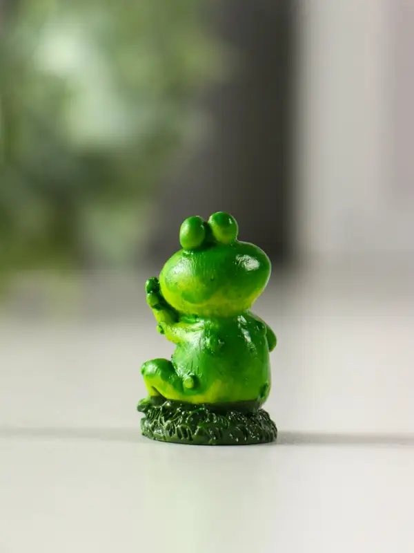 Сувенир полистоун "Лягушонок на полянке" МИКС 2х1,8х3,5 см
