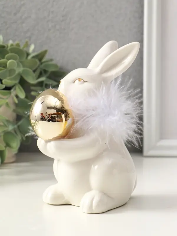 Сувенир керамика, пух "Зайка с золотым пасхальным яичком" белый 8х10,5х14 см