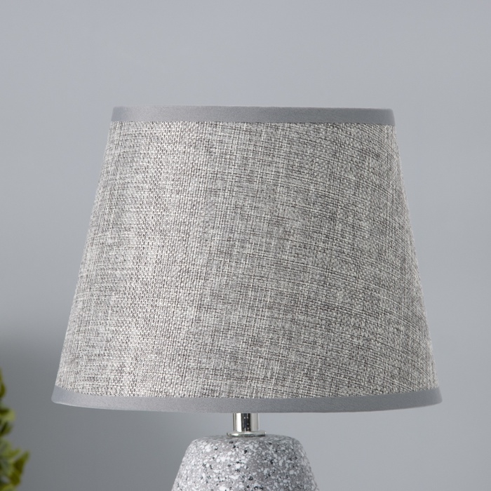 Настольная лампа с абажуром RISALUX «Виктория», 1×Е14, 40 Вт, серый, 20×20×32 см Настольная лампа с абажуром RISALUX «Виктория», 1×Е14, 40 Вт, серый, 20×20×32 см
