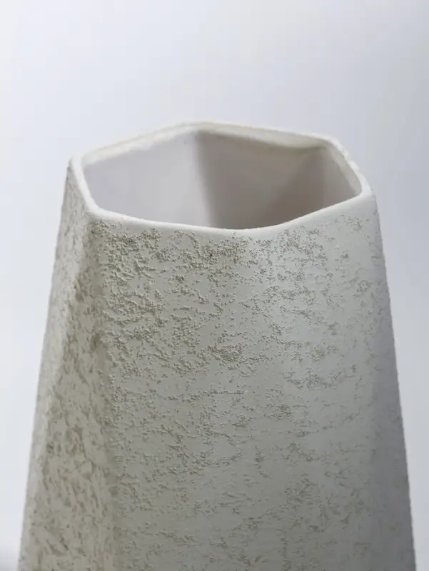 Ваза керамика настольная "Бэрри" грани, h=18,5х11. d=7,5 см, белый